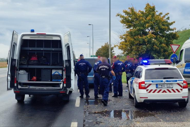Migrnsok ltek a lengyel rendszm Mercedes kisbuszban - elfogtk az ids embercsempszt